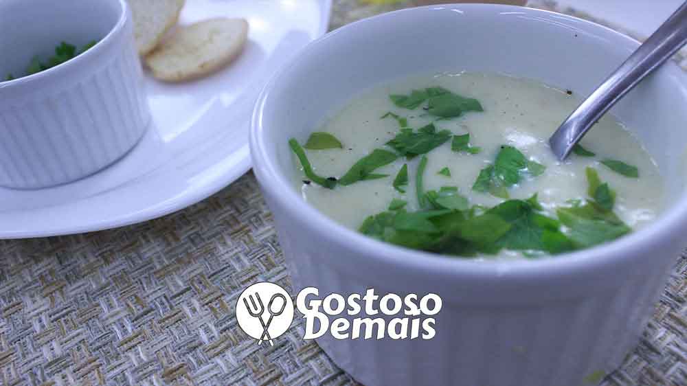 Caldinho de batata e cebola com bacon