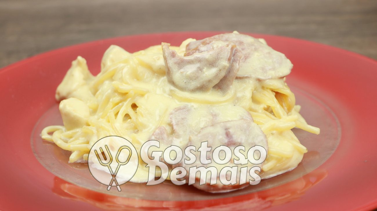 Macarrão Alfredo com Linguiça
